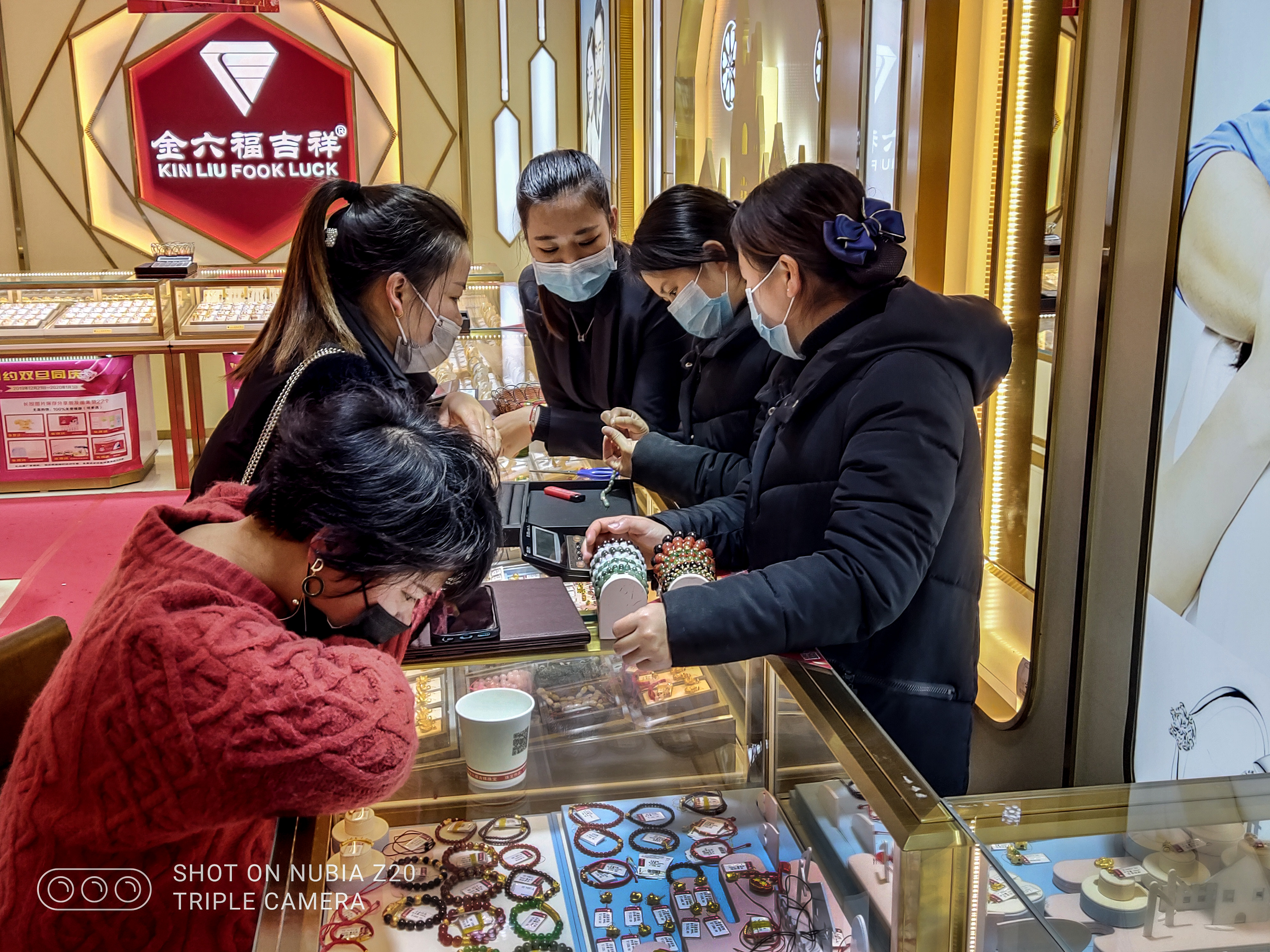 购物牢记防控  温礼明拍于石城县城西华中路珠宝店  13879771578.jpg