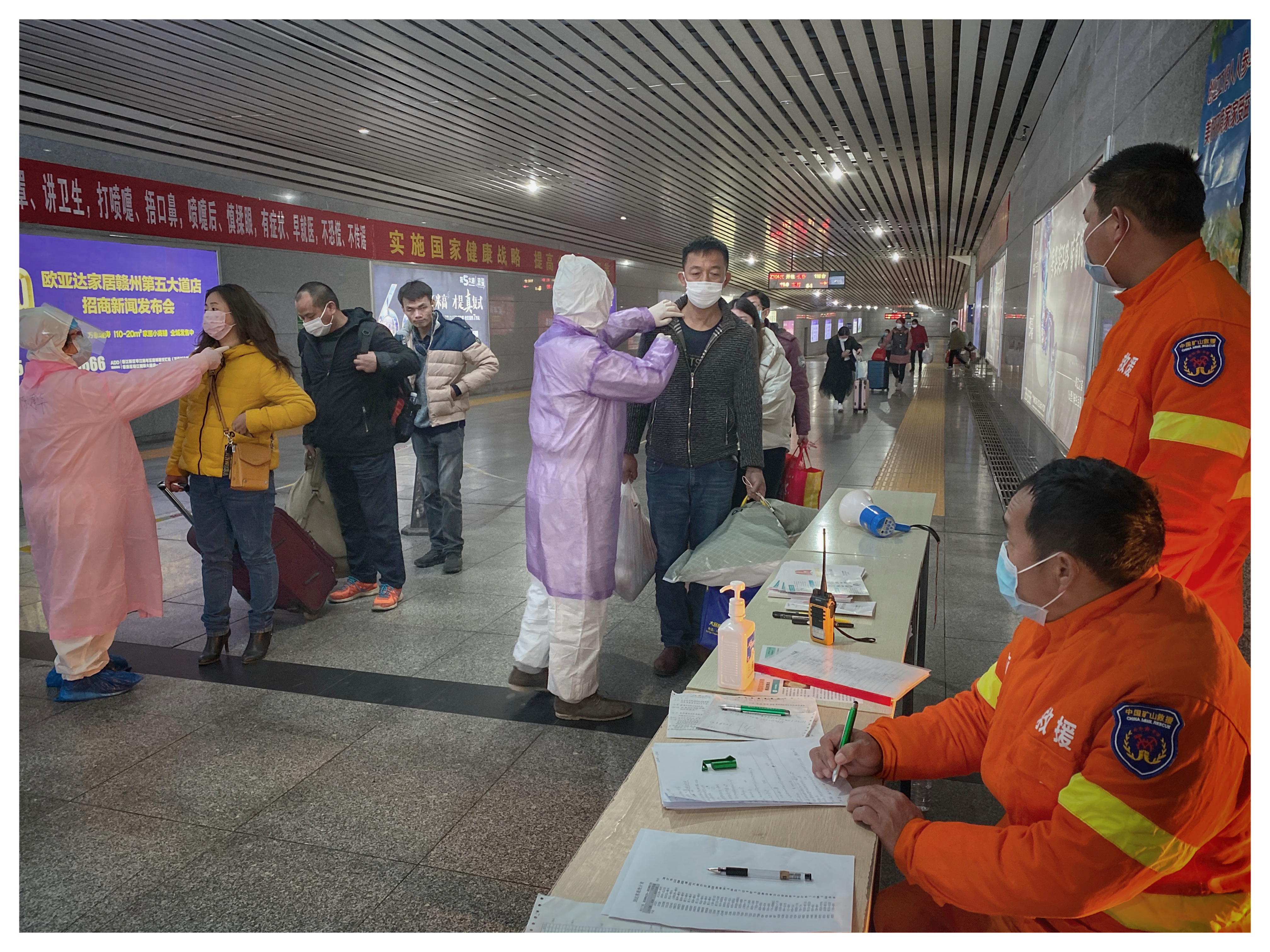 章贡区—-曾正东—-“有序出站 (2).jpg