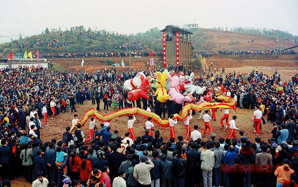 (1)九狮拜象在平富乡表演—叶卡摄影.2005年冬 (复制).jpg