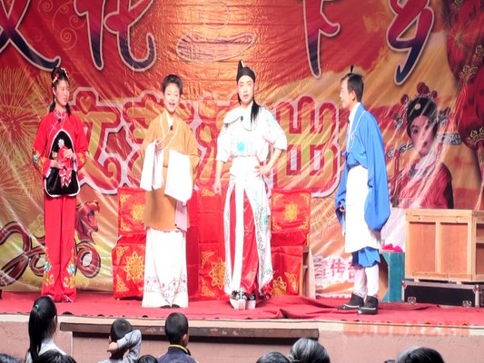 宁都采茶歌舞团在文化下乡时演出采茶小戏〈快乐姻缘〉 (复制).jpg